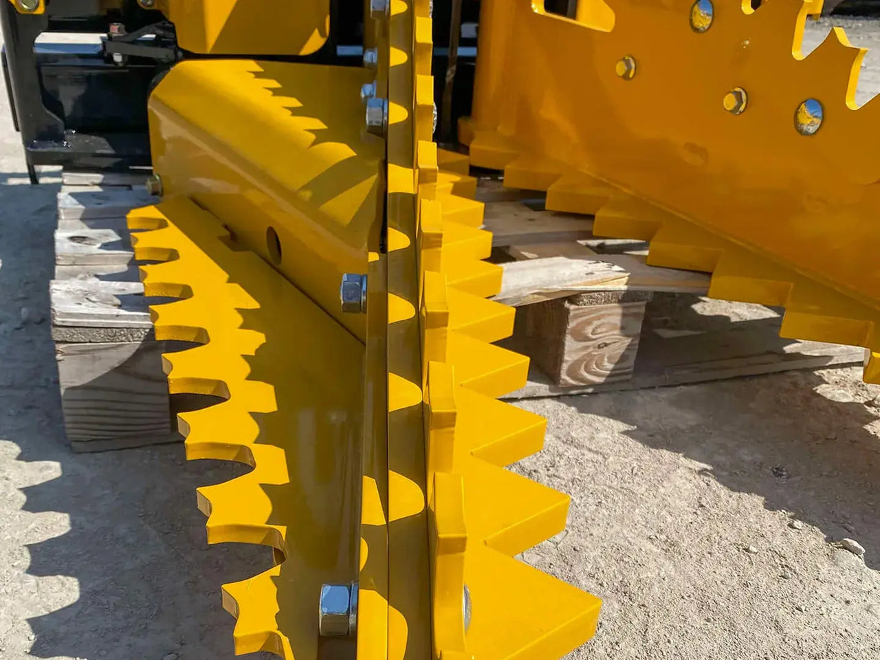 Massive jaws: Made of high-strength steel, the jaws can open up to 48 inches and can grip trees up to 36 inches in diameter.
